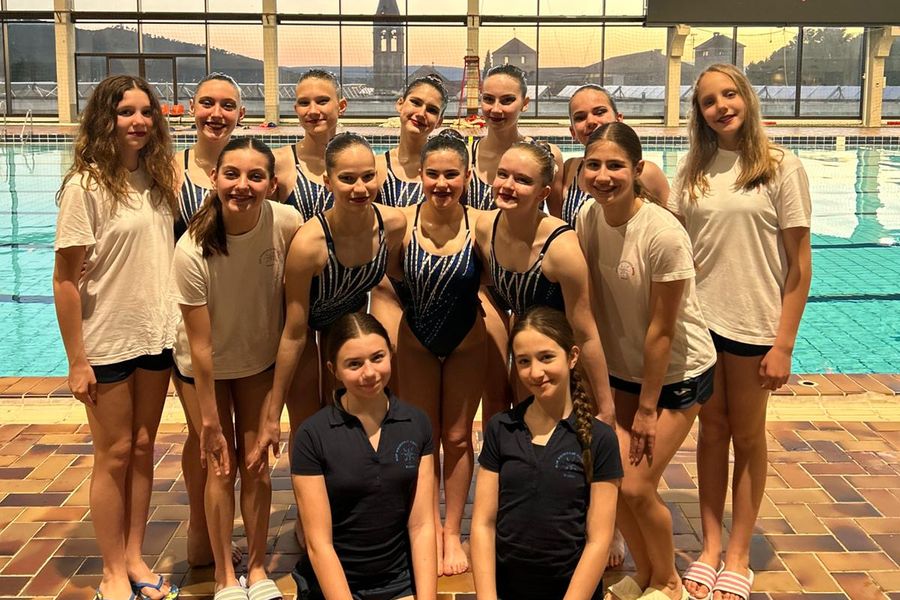 Katja Perić (8.a) i Emily Brnčić (7.a) nižu svoje uspjehe u umjetničkom plivanju